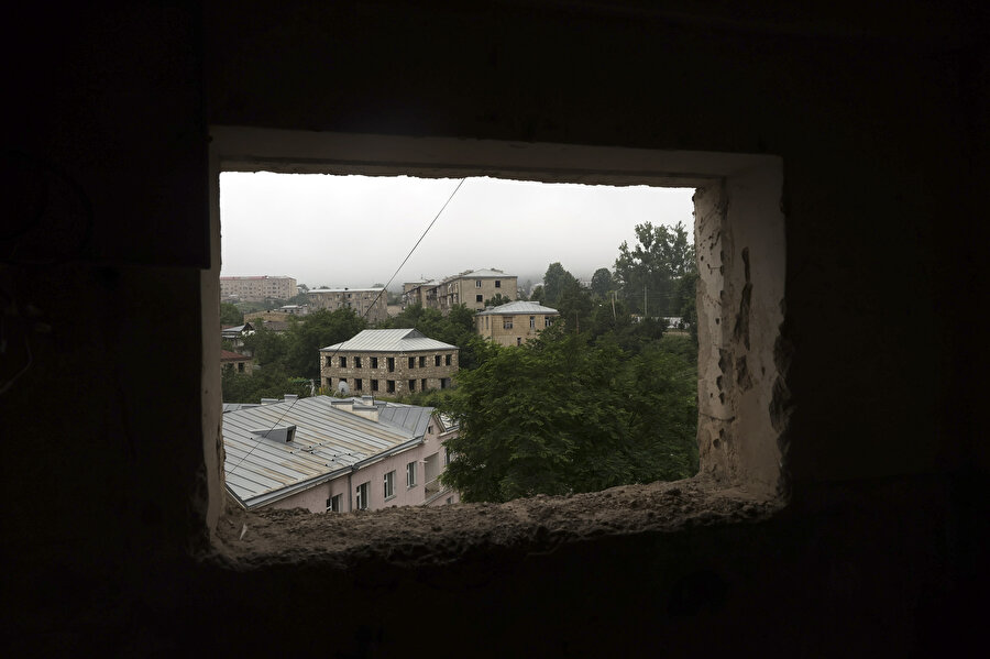 23 Kasım'dan bu yana Karabağ'da 530 hektarlık bir alan ve 201 kilometreden fazla yol mayınlardan temizlendi, 751 bina kontrol edildi ve 23 bin 530 patlayıcı madde etkisiz hâle getirildi. Azerbaycan Dışişleri Bakanlığı, Ermenistan'ın işgal döneminde Kelbecer'de döşediği mayınlara ilişkin yaptığı açıklamada, bölgedeki mayınların, ateşkes anlaşmasından sonra geri çekilmek zorunda kalan Ermenistan güçlerince kasten yerleştirildiği ve Azerbaycanlılara zarar vermek niyeti olduğu belirtildi.