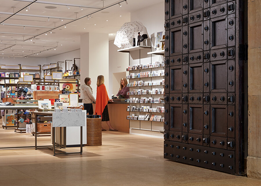 Giriş mekanında satış alanları bulunuyor.