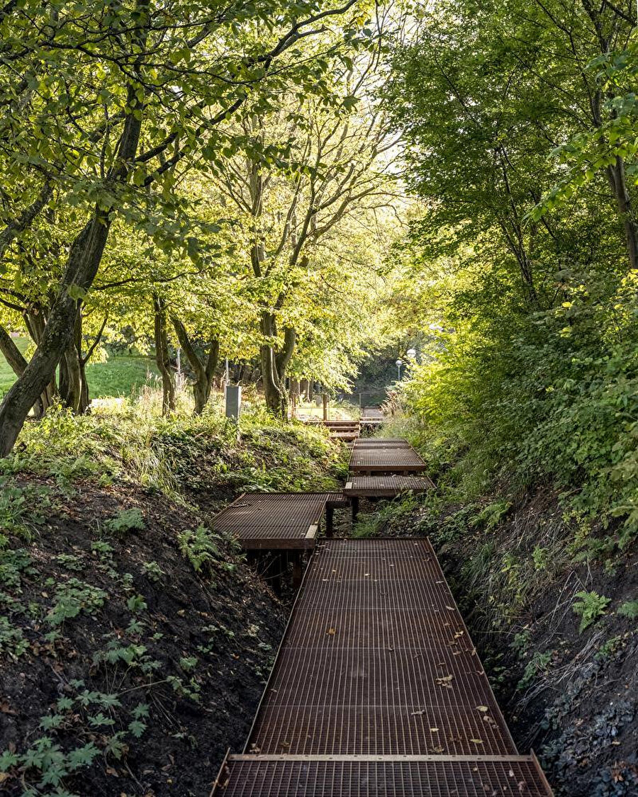 Park içerisindeki yürüyüş yolları farklı atmosferler oluşturuyor.