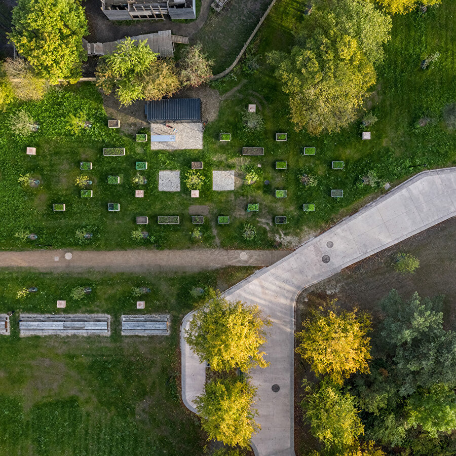 Park içerisinde farklı işlevlerde alanlar oluşturuluyor ve insanlar arasındaki etkileşimin artırılması hedefleniyor.