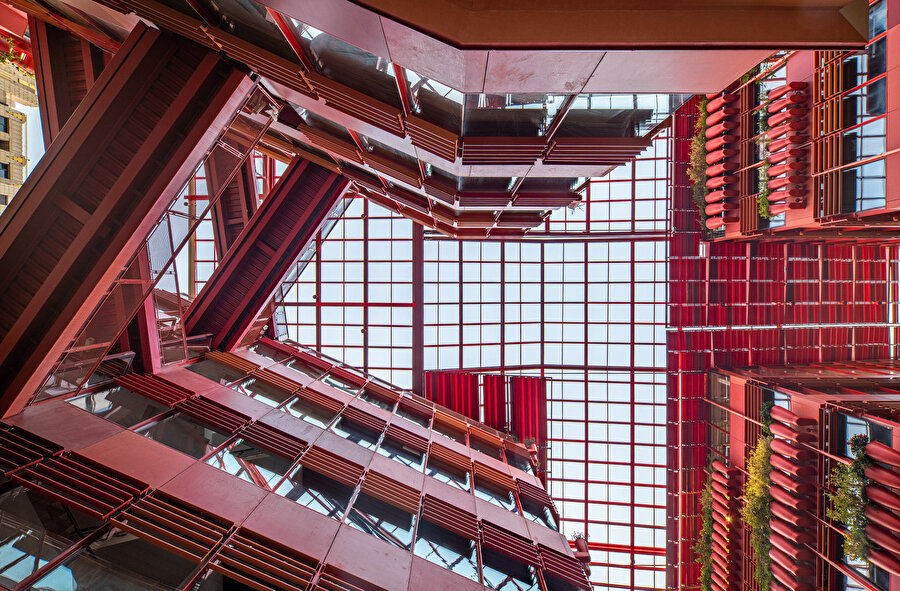 Caddeden çatının görünümü.