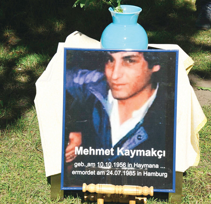 Hamburg’da yaşayan 29 yaşındaki Mehmet Kaymakçı üç Neonazi tarafından önce dövüldü, ardından 94 kilo ağırlığındaki bir kaya parçası ile ezilerek acımasızca öldürüldü. 