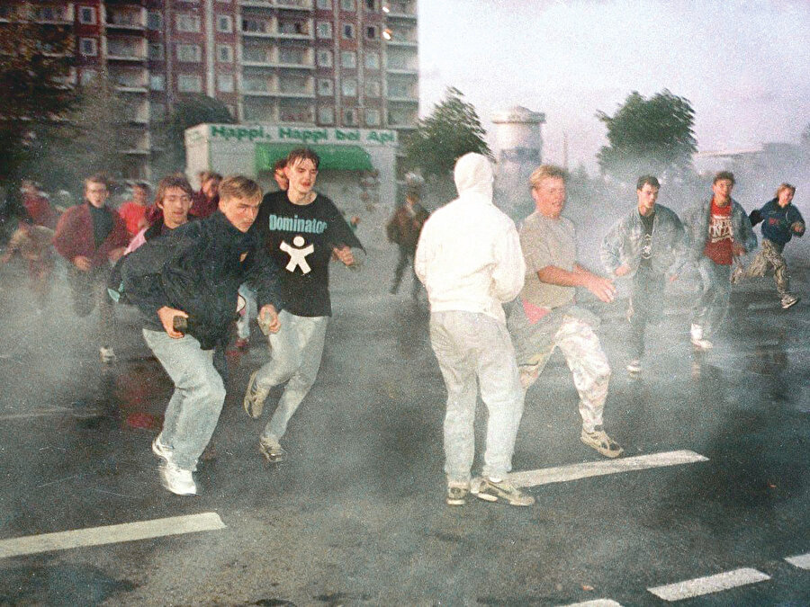 İki Almanya’nın birleşiminin ardından istihbarat kurumları doğu Almanya’daki sol ve antifaşist siyasi yapıyı kırma amacıyla sağ örgütlerin kurulmasına göz yumdu. Nitekim NSU terör örgütü de bu yolla kurulan Thüringer Heimatschutz’un içerisinde yetişmiş ve daha sonra kendi örgütünü kurmuş Neonazi gençlerden oluşuyordu. 