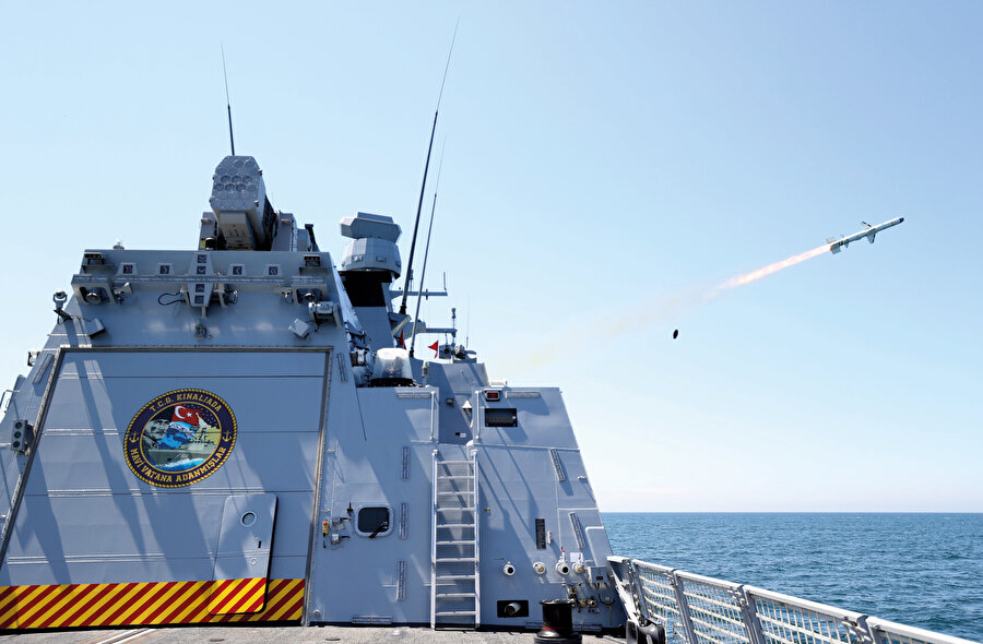 Madem BM doğru düzgün rapor yazamıyor, o hâlde biz şu öngörümüzü ekleyelim: Libya’daki emellerinden hiçbir zaman vazgeçmeyen Hafter yeni bir savaş başlatırsa, bu kez sadece KARGU değil, AKINCI TİHA’dan tek seferde havaya bırakılmış 100 adet ‘kâtil drone’ sürüsü ve TOGAN’ın yönettiği sürünün düşman cepheyi nasıl darmadağın ettiği konuşulur. 