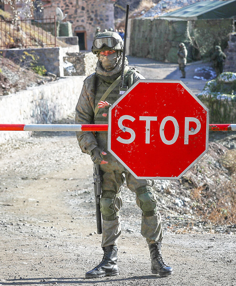 Anlaşmanın uzun vadede en etkili ve bölgede dengeleri değiştirecek maddesi bu son maddeydi. Türkiye ve Türk dünyasını karadan bağlayacak olan yol, Ermenistan’ın ekonomisine de büyük katkı sağlayacak bir projeydi. Fakat Rusya hariç tüm tarafların menfaatine olan son madde, bir türlü hayata geçirilemedi.