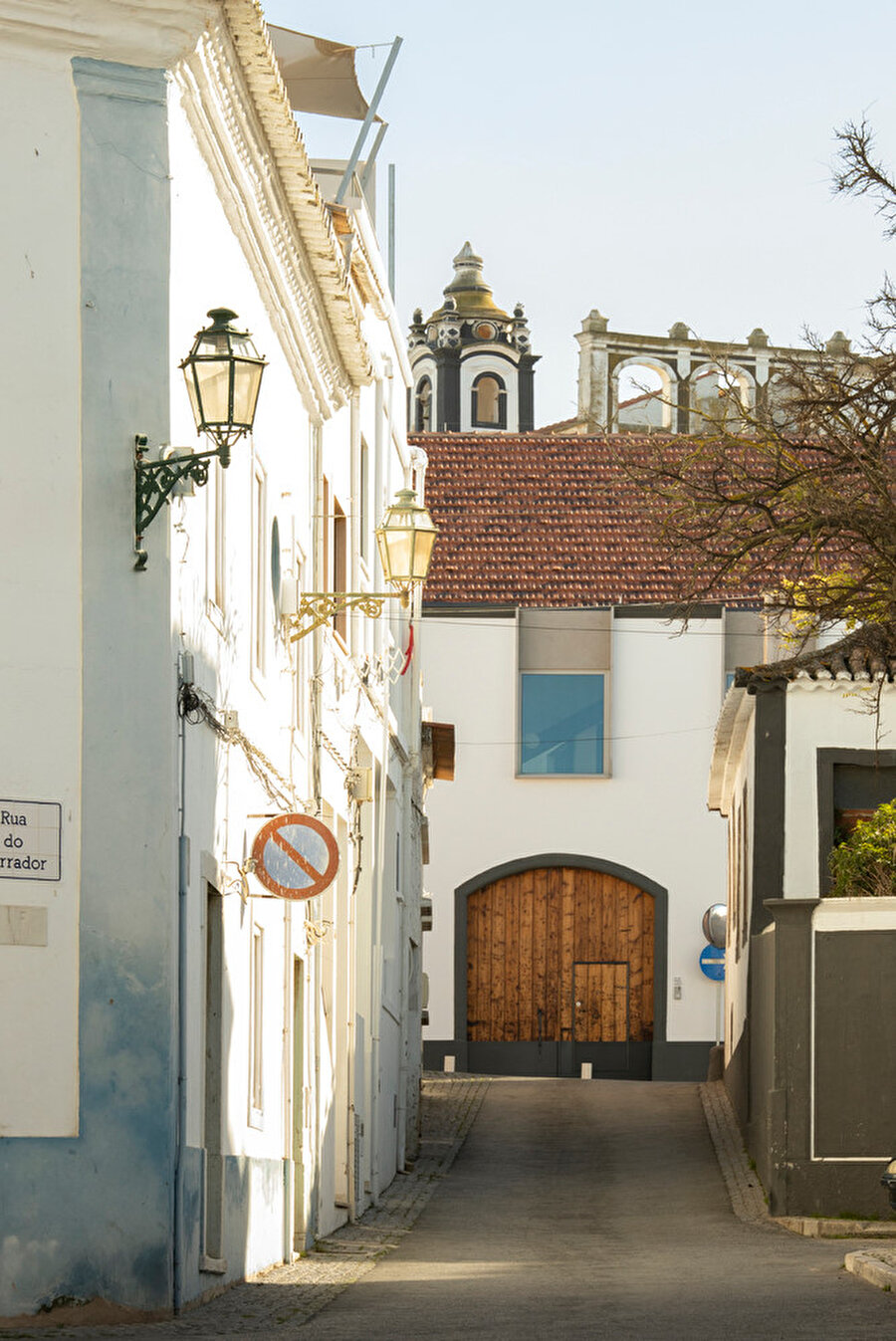 Lagos’un dar sokaklarından Casa Bonança.