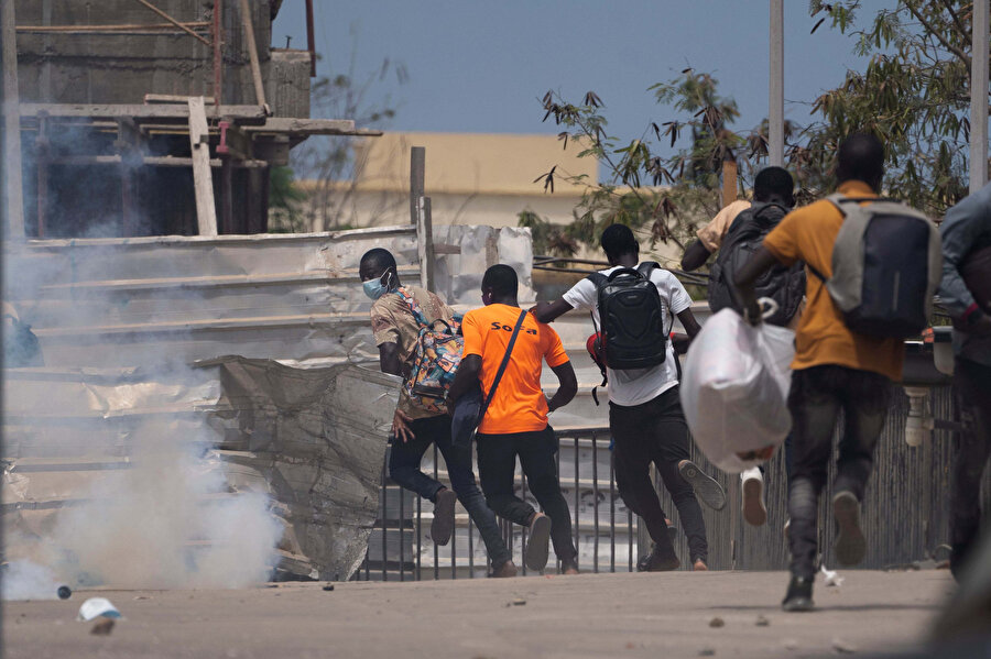 Senegal'de 25 Haziran'da yürürlüğe giren terör yasasına karşı Dakar'da bir üniversite kampüsünde düzenlenen protesto gösterisinden bir kare. Söz konusu yasa yürürlüğe konma aşamasında, ülkenin muhalif kanadı, sivil toplum kuruluşları ve öğrenciler tarafından protesto edilmişti.