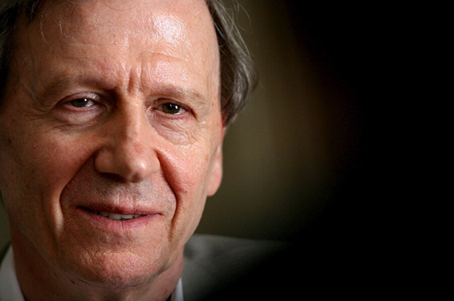 Anthony Giddens, İngiliz toplumbilimci.