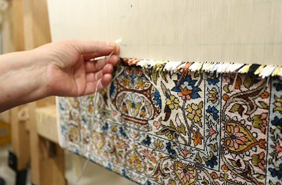 Hereke halısı dokuma.