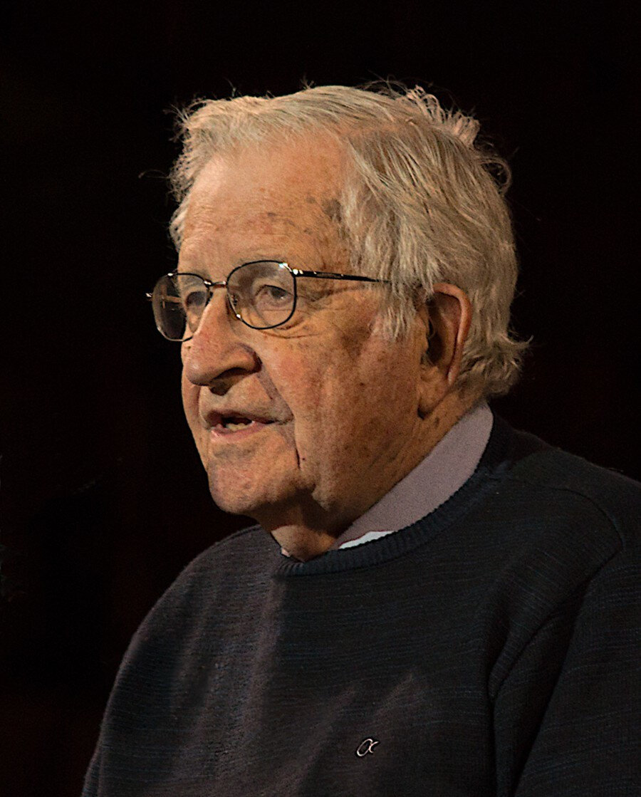 Noam Chomsky, 1928’de Philadelphia’da doğdu. Massachusetts Teknoloji Enstitüsü’nde Amerikan yapısalcı dil biliminin temellerini attı. Vietnam Savaşı'ndan, yani altmış yıldan bu yana yoğun bir şekilde anti militarist kimliğini korumayı sürdürüyor. Yayımlanan çok sayıda kitabın yanı sıra Amerika’nın dış politikası üzerine makaleleri ve medya yayınları bulunmaktadır.