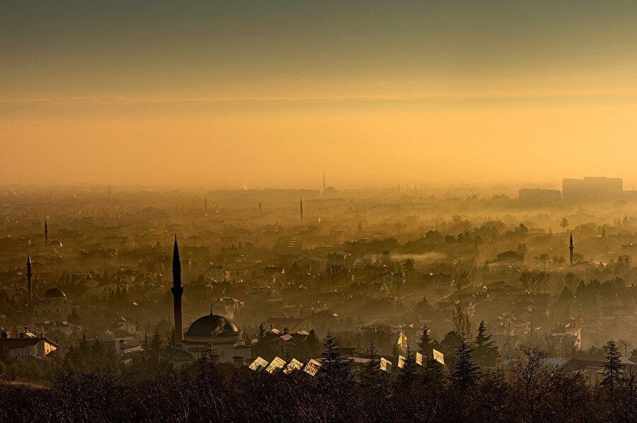 Konya, Türkiye'nin yüz ölçümü bakımından en büyük ili ve en kalabalık yedinci şehridir. 
