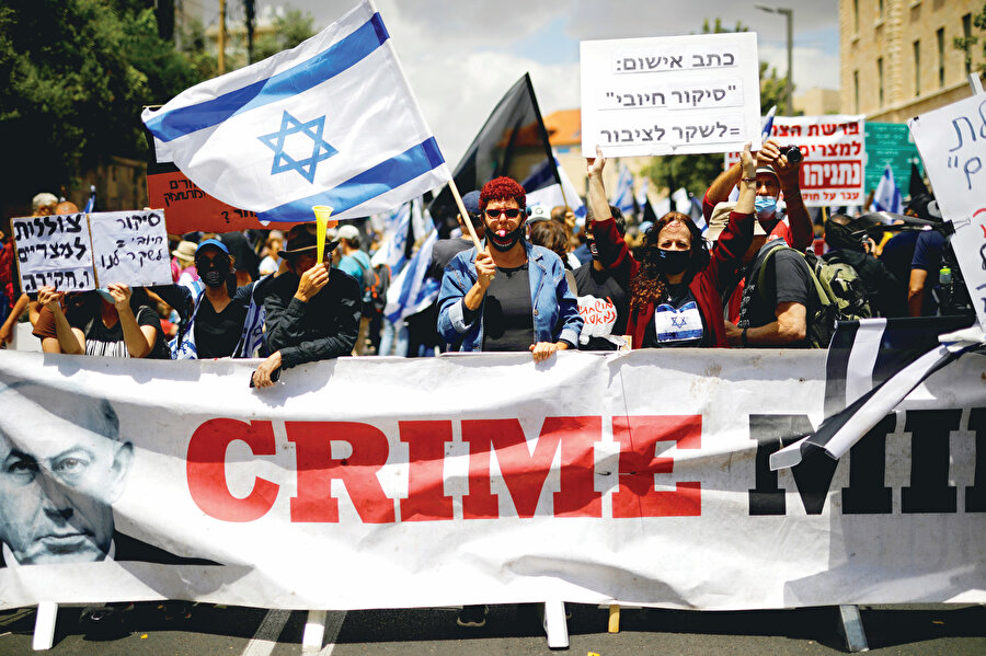 Netanyahu’yu yıkmak için bir araya gelenlere bakıldığında, geçmişte Netanyahu ile yolları kesişen isimlerin varlığı dikkat çekiyor. İsrail’in koalisyonlara gebe siyasi yapısının da şüphesiz manzarada payı var. Yamina Partisi’nin lideri yeni başbakan Naftali Bennett, 2006-2008 yılları arasında yani muhalefetteyken Netanyahu’nun kıdemli yardımcısıydı. İsrail ordusunda komando olarak görev yapan Bennett, 1976 yılında Entebbe baskını sırasında öldürülen Netanyahu'nun ağabeyi Yoni'nin büyük hayranı. Oğluna ismini verecek kadar hem de.