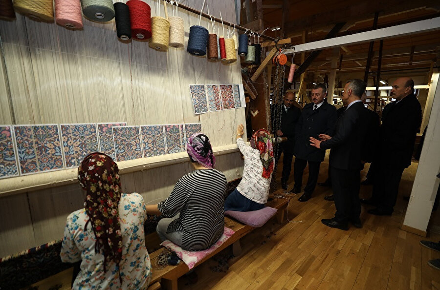 Hereke Halısı’nda birinci sınıf ipek ve yün kullanılır.