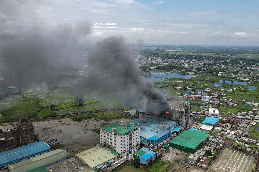 Fabrikaların yoğun olarak bulunduğu Dakka, sık sık yangın ve kaza haberleriyle gündeme geliyor. 
