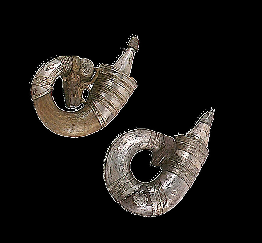 » Sanat eseri mi barutluk mu?: 18. yüzyıla ait gümüş kaplama bu barutluk basit bir gereçten ziyade bir sanat eseri adeta.