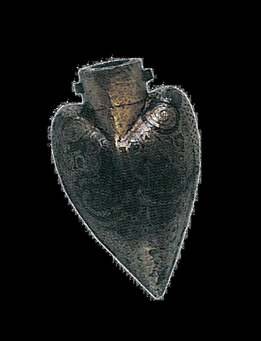 » Yürekten bir barutluk: 1693-94 yıllarına ait yürek formlu ağaç barutluk estetik çizgileriyle dikkat çekiyor.