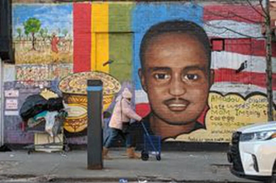  Evet, seyyar satıcı Amadou Diallo daha 20 yıl öncesinin Amerika’sında, ömrünün en beyhude çağında, 22 yaşında oturduğu apartmanın önünde katledildi.