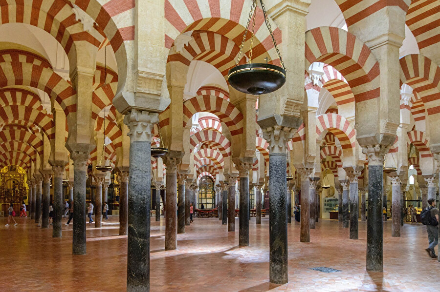 Daha sonra katedrale çevrilen Kurtuba Camii'nin içinden bir görüntü. 