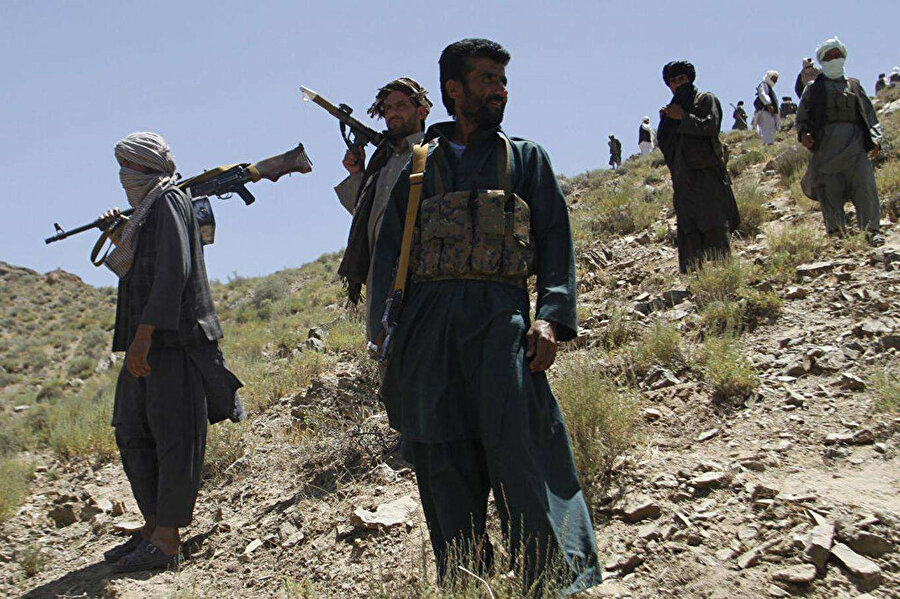 Afganistan'da ilerleyişi hızlanan Taliban'a karşı, hükümet güçleri ülkenin yaklaşık yüzde 20'sinde tam kontrolü elinde tutuyor.
