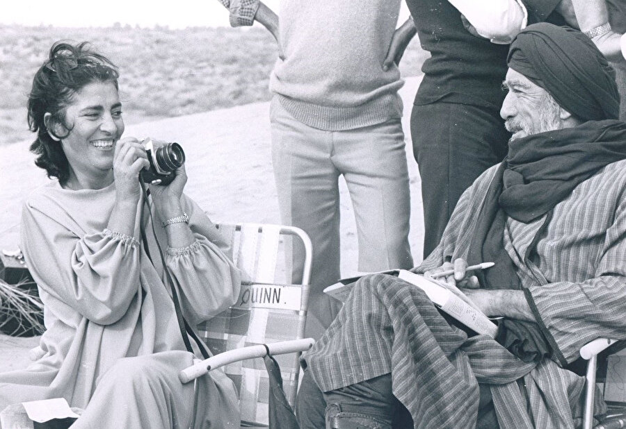 Irene Papas ve Anthony Quinn, Uhud Savaşı sahnelerinin çekim aralarında şakalaşırken.