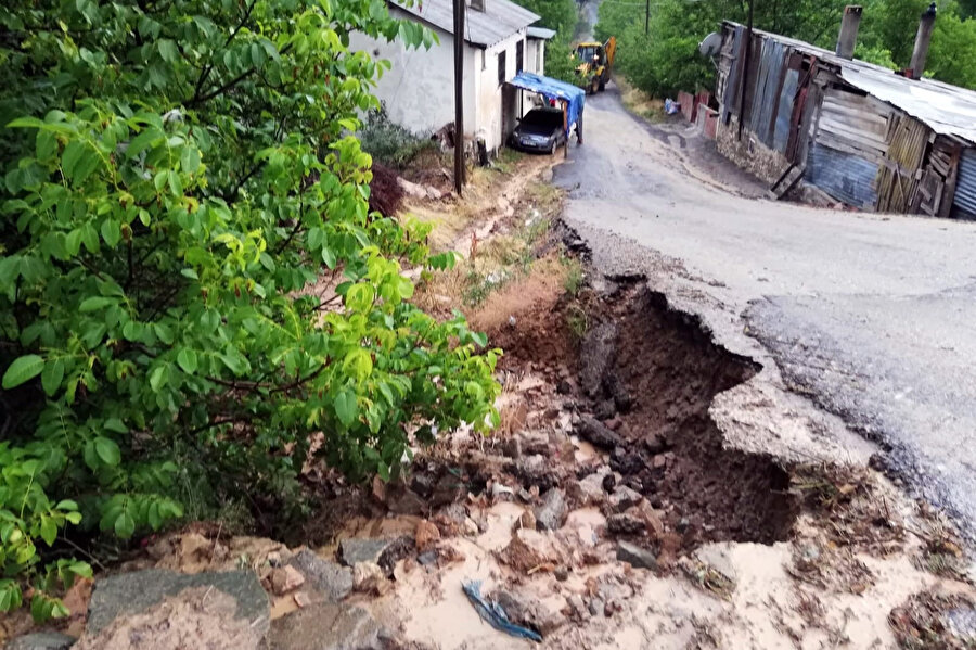 Gümüşhane’de 10 dakika süren dolu ve yağmur sele neden oldu