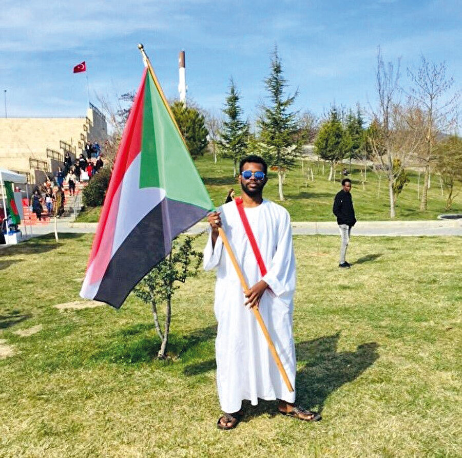 Türkiye’nin ilginç bir yönü de, sokaklarda tur atınca göze çarpan bayrak sevgisi. Türk bayrağını hemen her yerde bolca görmek mümkün. Evet, ben de ülkeme, bayrağıma tutkuyla bağlı birisiyim ama Türklerinki başka boyutta bir sevgi sanki.