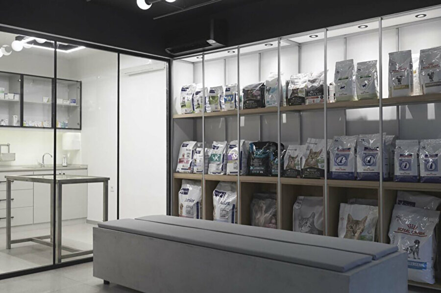 Kliniğin genelinde kullanılan iki ana renk ile kontrast oluşturuluyor.
