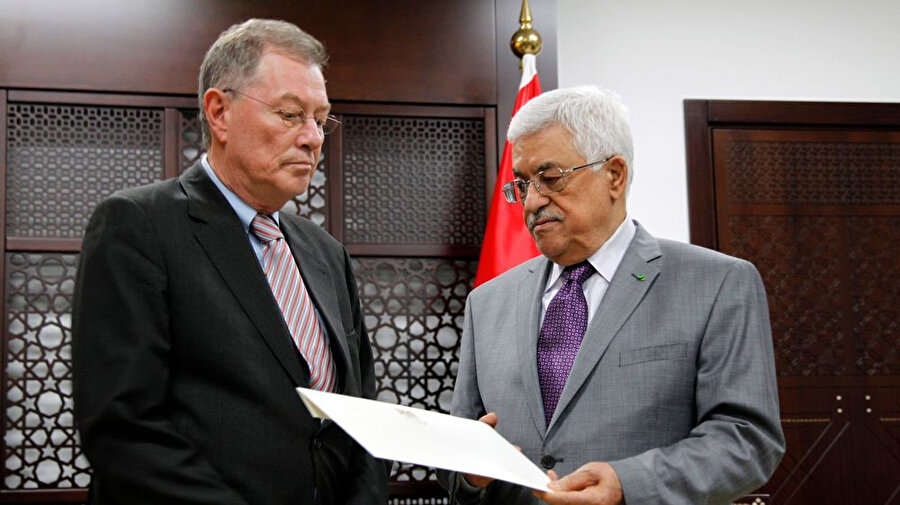 Filistin Devlet Başkanı Mahmud Abbas (sağda), 13 Temmuz 2014'te Batı Şeria'nın Ramallah kentindeki Abbas'ın ofisinde düzenlenen bir toplantıda BM Ortadoğu Barış Süreci Özel Koordinatörü Robert Serry'ye (solda) bir mektup sunuyor. 