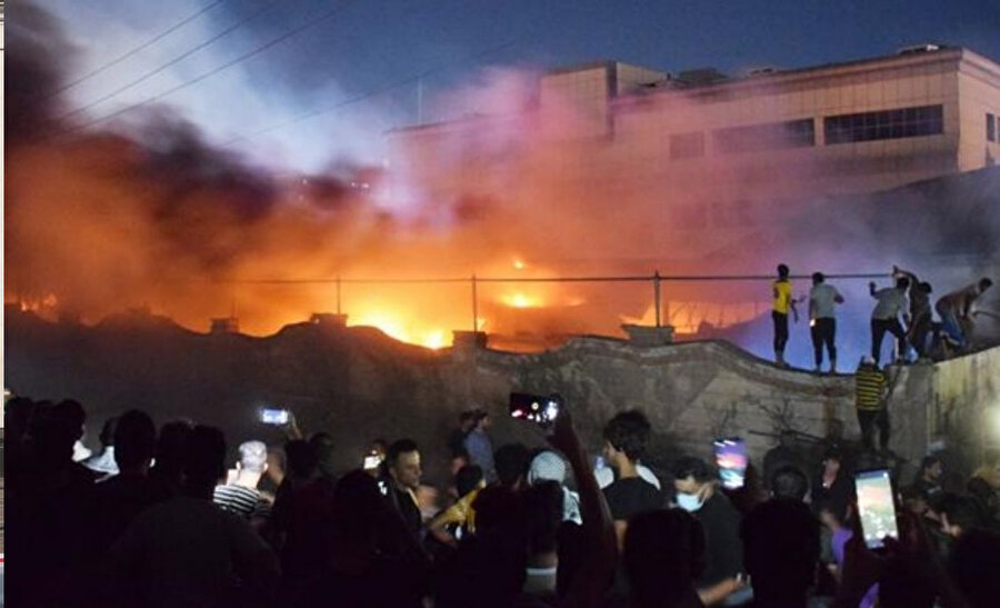 Nasıriye'deki İmam Hüseyin Hastanesi'nde çıkan yangından bir görüntü. 