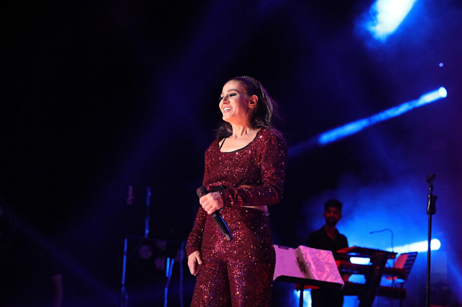 Yıldız Tilbe Harbiye'deki konseri için kırmızı tulum tercih etti