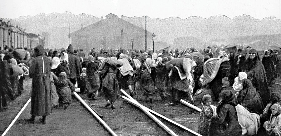 » Bize bir avuç toprak verin! Balkan Harbi sırasında Çerkezköy Tren İstasyonu’na gelen muhacirler, doğdukları topraklardan kilometrelerce uzakta hayata tutunmaya çalışıyorlar. Maddi imkânsızlıklara ve savaş nedeniyle devlet yönetimindeki bozulmalara rağmen ayakta kalmaya kararlı oldukları her hallerinden belli.