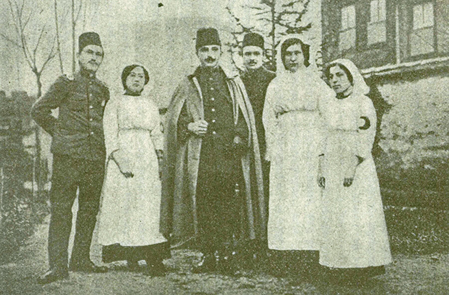 » Cephe gerisindeki kadın-erkek dayanışması: Kadın hakları tarihinde bir dönüm noktası olan kadınlar konferansının mimarlarından 3’ü ve onlara destek verenler: Soldan sağa Şerif Ahmet Canef, Meryem Yakupova, Enver Bey, Tevfik Nahit, Ümmü Gülsüm Kemalova ve Rukiye Yunusova…