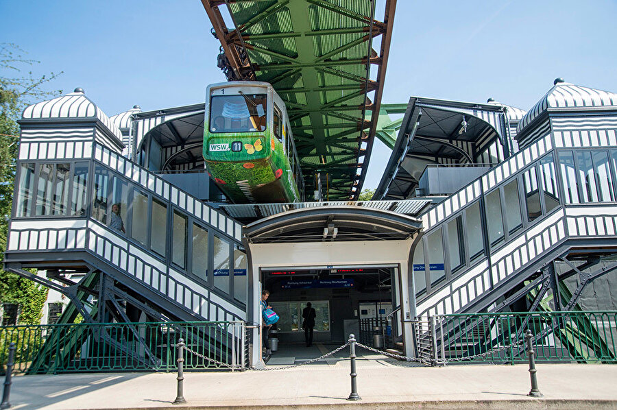 Art Nouveau şeklinde tasarlanan Werther Brücke tren istasyonu. 