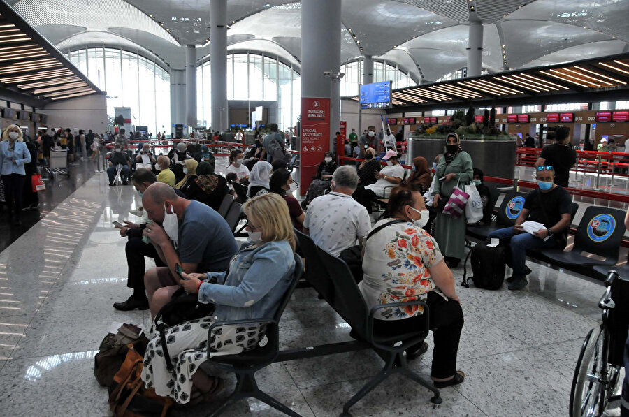 Bayram tatili hazırlığı başladı: Havalimanında yoğunluk oluştu