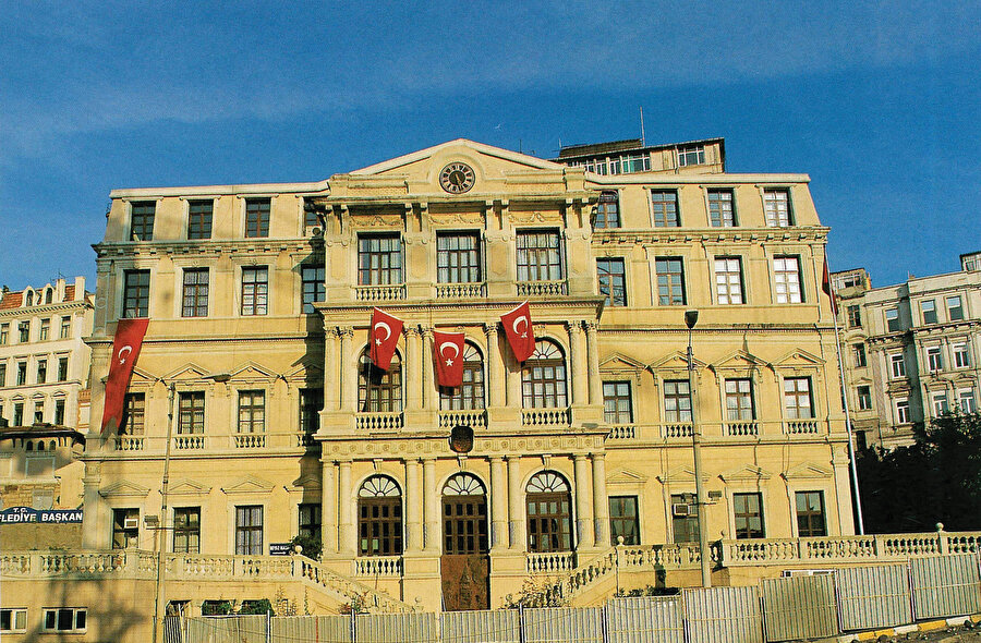 » Belediyelerden cepheye: Kurban eti dağıtımını organize eden belediyelerden biri olan Şişhane’deki Altıncı Belediye Dairesi...