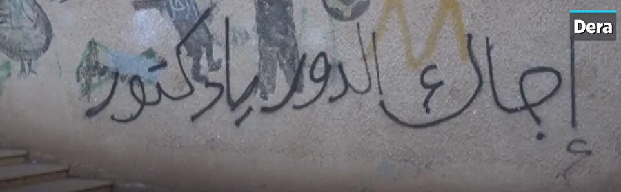  "Ey doktor şimdi sıra sende". 15 Mart 2011'de Dera'da bir grup öğrencinin yazdığı duvar yazısı. 