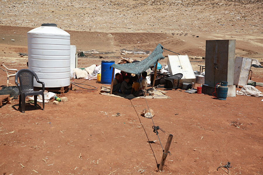 Bedevilerin İsrail askerlerinin baskınından geriye kalan eşyaları.