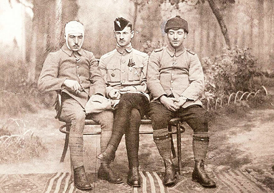 Vecihi Hürkuş ve arkadaşlarının Nargin Adası’ndaki esaret günlerinden bir kare, 1917.