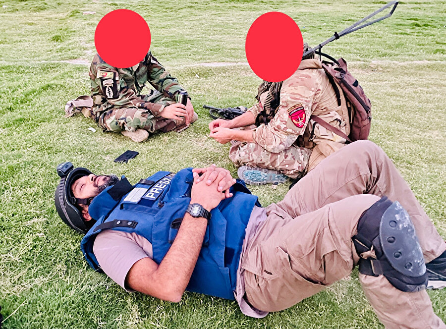 Foto muhabiri Daniş Sıddiki, Afganistan'da sahada görev yaptığı sırada dinlenirken.