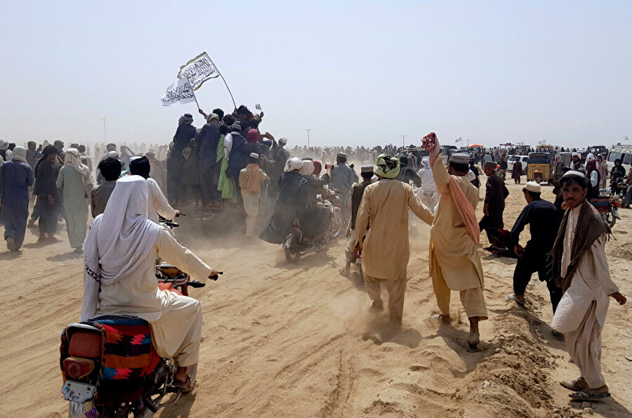 Taliban'ın ilerleyişini kutlayan destekçileri. 