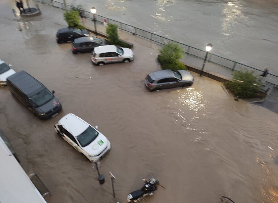 Sel felaketinde bir kasaba sular altında kaldı