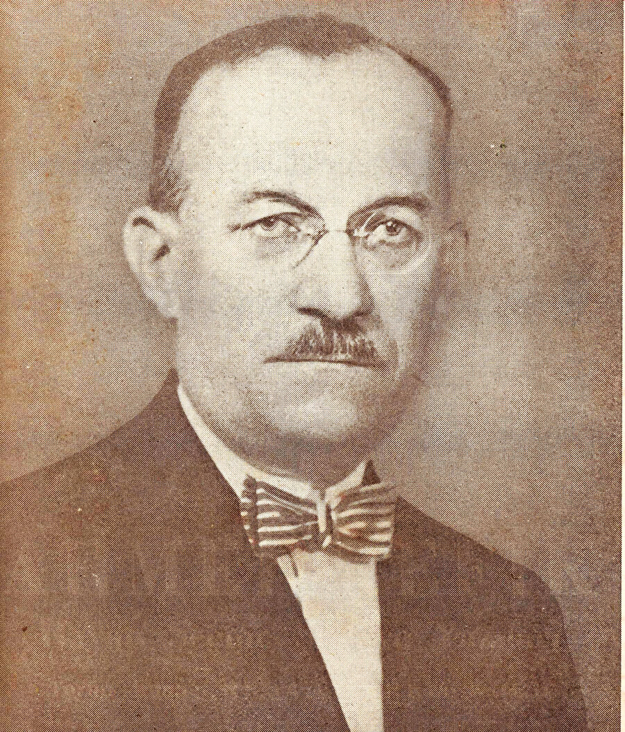 » Stalin dönemi benzetmesi: “Verimli tarih yazarı Ahmed Refik (Altınay) (Birinci Türk Tarih Kongresi’nde) Stalin döneminin kendini suçlama salgınını hatırlatan bir tarzda kendi eserlerini eleştirmekle yetindi.” (Hugh Poulton, Silindir Şapka, Bozkurt ve Hilal, Çev. Y. Alogan, Sarmal: 1999 s. 132.)