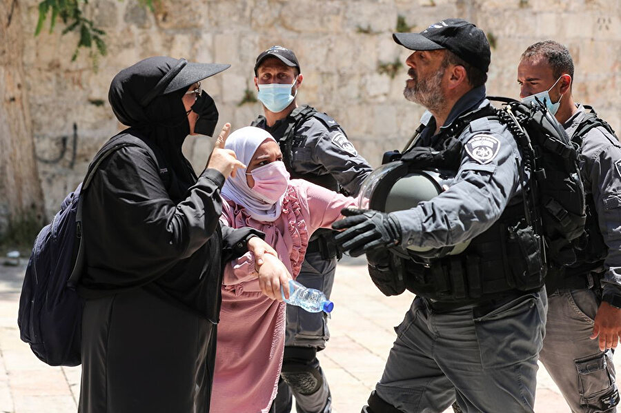 Plastik mermi ile göz yaşartıcı gaz kullanan İsrail polisi, çok sayıda Filistinliyi gözaltına aldı.