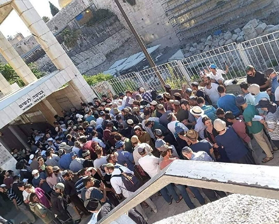 Fanatik Yahudilerin Mescid-i Aksa baskınları arefe gününde de devam etti. 