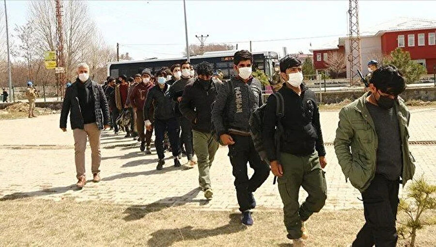 Afganlar İran, Pakistan ve Türkiye'ye kaçmaya çalışıyor