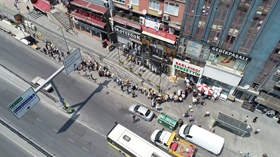 Ucuz baklava için metrelerce kuyruk oluşturdular