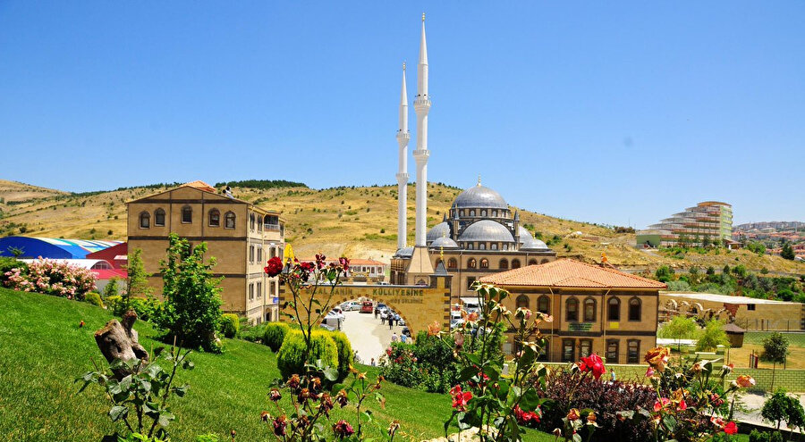 “Hangi şehre?” Duraksadım. “Kapının ardındakine, Yozgat’a elbette.”