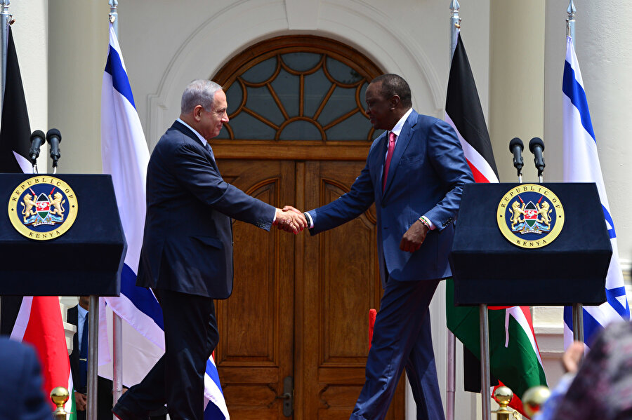 İsrail Başbakanı Binyamin Netanyahu (solda) Kenya Devlet Başkanı Uhuru Kenyatta ile el sıkışırken. 