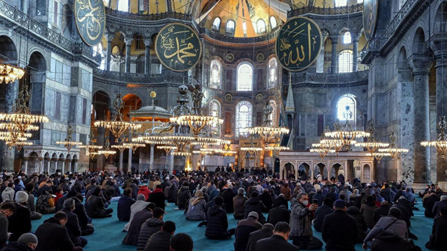 Ayasofya-i Kebir Cami-i Şerifi'nde sabah namazı