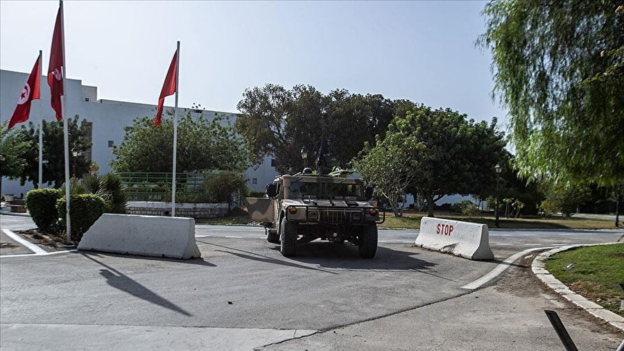 Cumhurbaşkanı Kays Said'in emriyle Tunus ordusuna ait tanklar Tunus sokaklarında. 
